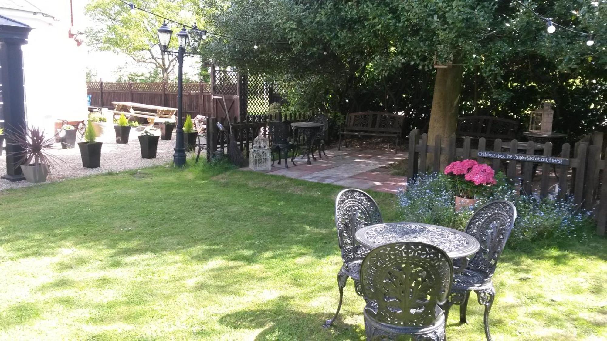 The Broomsquire Tadley Exterior photo